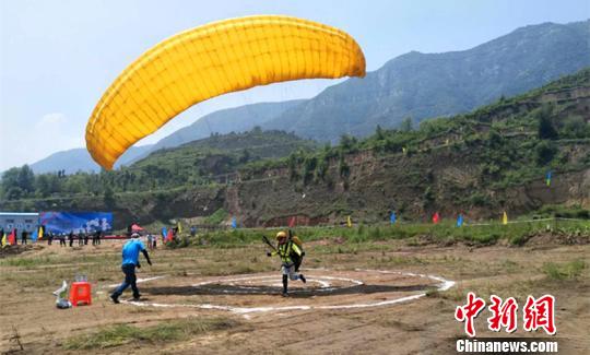 滑翔伞飞行起源于七十年代的欧洲一项航空体育运动，该项运动是从山坡滑行起飞利用动力气流热气流进行高度远距离翱翔一项新兴运动项目。　刘小红 摄