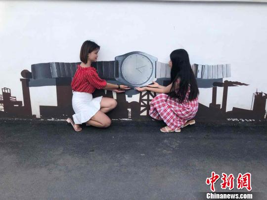 7月13日，一组以怀旧为主题背景的3D立体墙为江西省上饶县一偏远乡村换上了漂亮的“妆容”。　颜子玉供图　摄