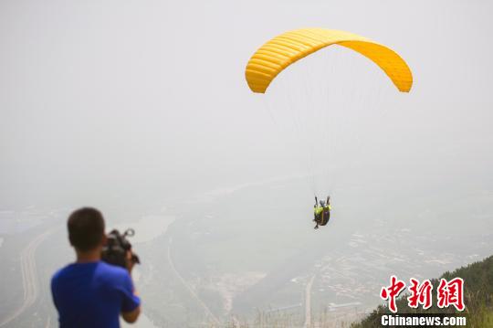 中国滑翔伞高手太原上演空中竞技