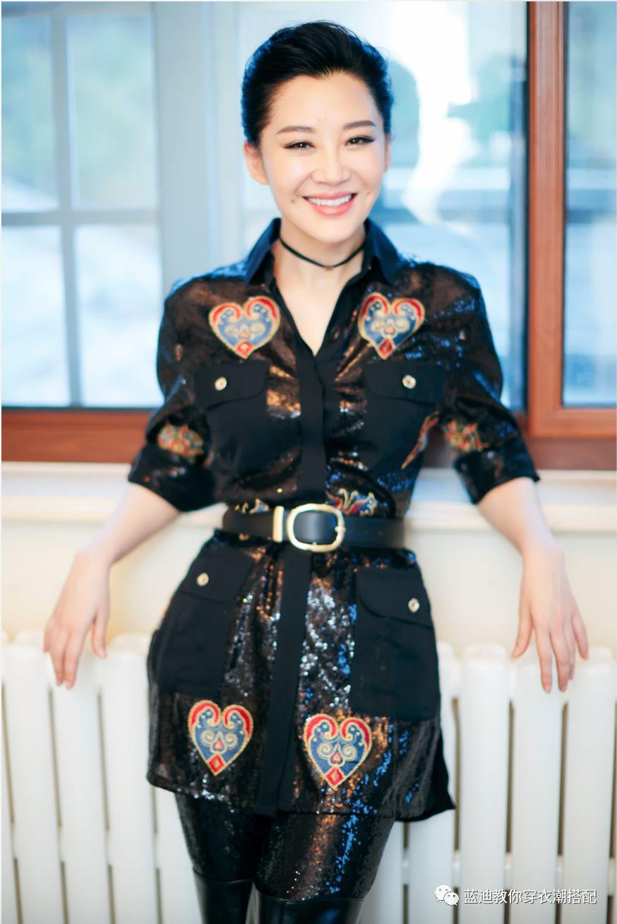 许晴,戚砚笛,关晓彤出席品牌活动黑色抹胸A字