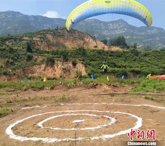 太原崛围山航空飞行营地为国家级飞行营地，是山西省第二家国家级航空飞行营地。　刘小红 摄