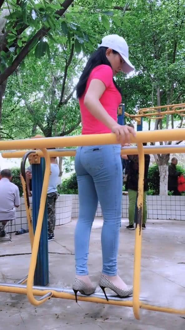 晨练中的紧身牛仔裤美女,在运动中自然地流露性感的