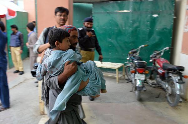 巴基斯坦遭自杀式袭击致128死，外交部：反对一切恐怖主义