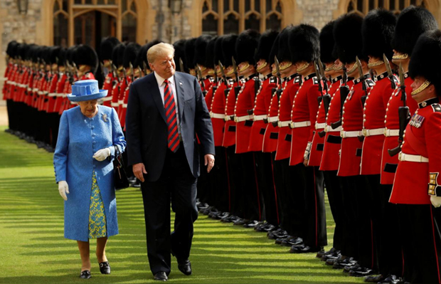 英国女王与特朗普阅兵，后者意外“挡道”