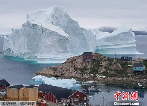 巨型冰山漂到格陵兰岛岸边 若崩解恐引发海啸(图)