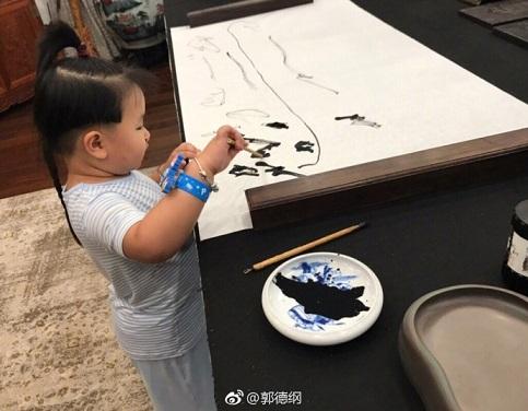 郭德纲晒小儿子画画照片，网友:基因强大，简直就是浓缩版郭德纲