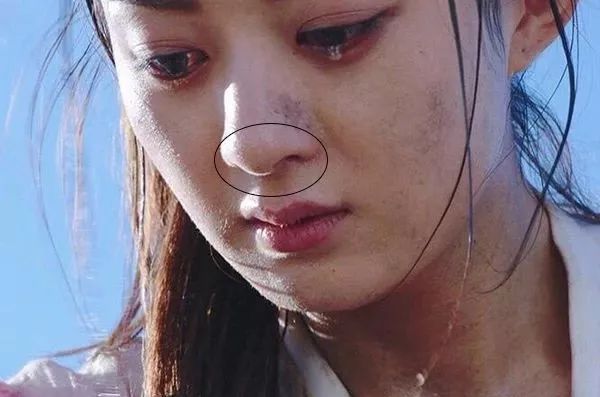 放大20倍焦距，原来女明星们也都是黑头专业户!