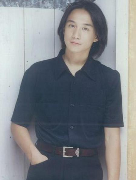 潘粤明2000年参加《快本》,黄磊同款长发显文