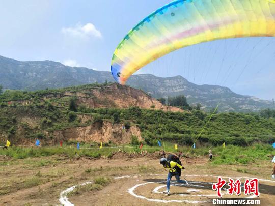 目前，太原市的滑翔伞运动开展已十余年，经历了从无到有的过程，由最初的四名飞行员，发展到现在持证飞行员三十余名。　刘小红 摄