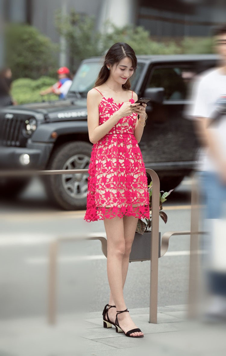 这怕是每个女生都梦想的好身材吧,胸大腰细腿又长,这个漂亮的成都美女