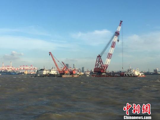 目前，暂未发现10名失踪人员，现场未发现油污，通航情况有序。供图