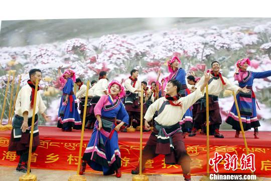 图为反映农耕文化的舞蹈。 胡贵龙 摄 图为反映农耕文化的舞蹈。 胡贵龙 摄