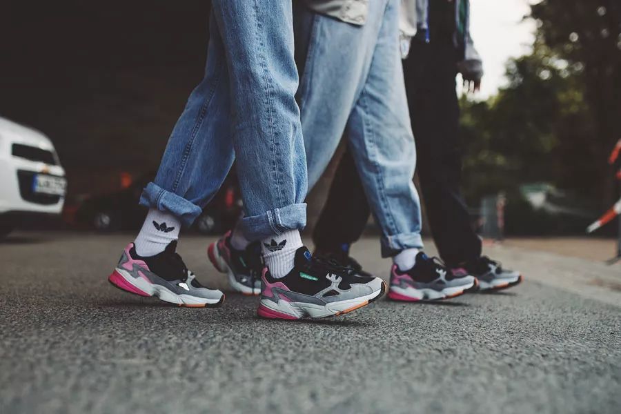 潮鞋速递 | 为什么时髦精的球鞋都“小众又巨型”?