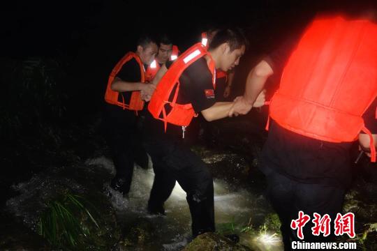 18名驴友突遇山洪暴发被困 民警消防通宵救援