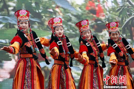 图为蒙古族舞蹈。 胡贵龙 摄 图为蒙古族舞蹈。 胡贵龙 摄