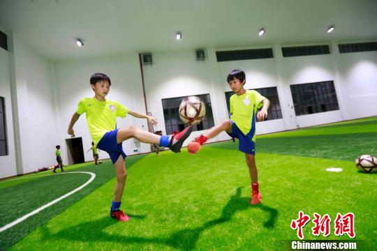 6月13日晚，吴优与队员在琼中黎族苗族自治县琼中女足管理中心刻苦训练。　陈元才 摄