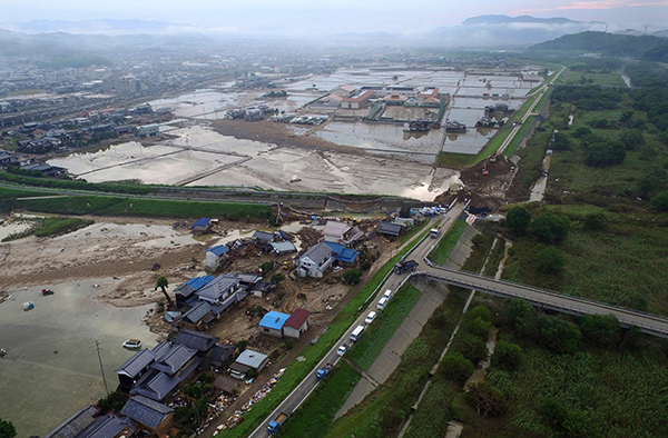 西日本暴雨死亡人数已达209人，安倍因腿疼取消探访灾区