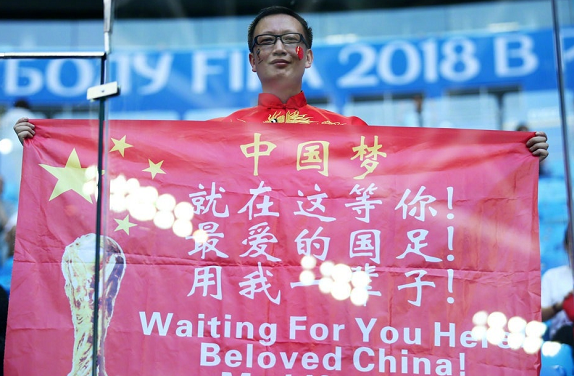 比利时2:0英格兰,谁注意场边这一细节,国足又被