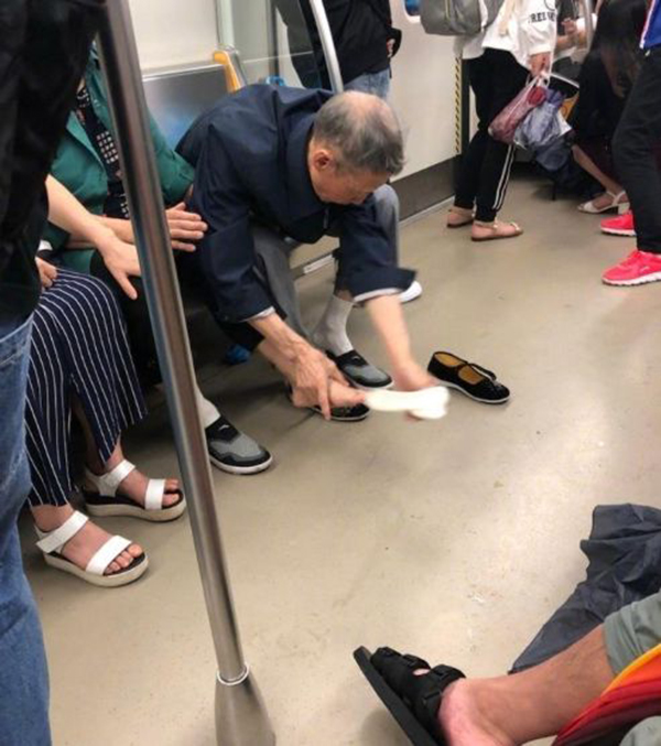 地铁上，老爷爷当众和老奶奶互换鞋袜，网友纷纷点赞……