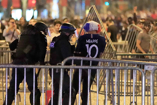 乌龙频出的国庆阅兵式后，法国军警为世界杯决赛严阵以待