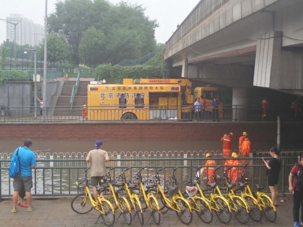 北京回龙观城铁桥积水最深时达到3米，有多辆车被淹