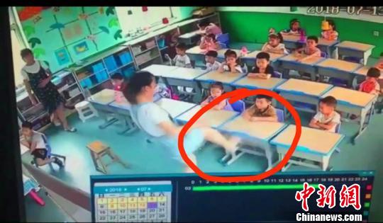 河北沙河一幼儿园教师虐童被开除：踹桌子、拧孩子耳朵