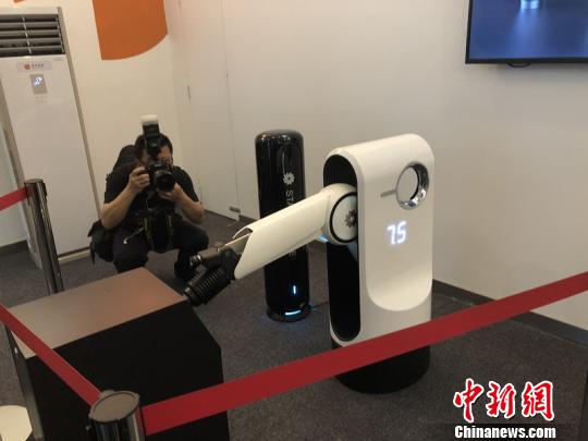 图为星星充电智能无人充电桩。　于从文 摄