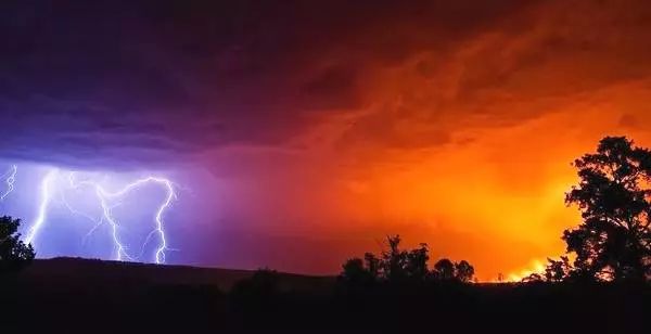 "轰隆隆……"雷声阵阵,电光闪烁,突然,一道闪电直劈下来,"啪"地击中