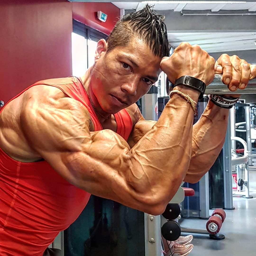 手臂凸起的肌肉超出常人的界限，这位肌霸炸裂的身材惹得人羡慕