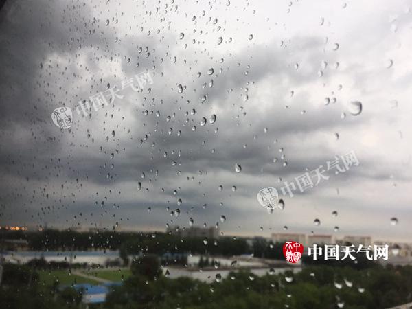 夜雨袭京 北京一度连发四预警 今天仍有雷阵雨