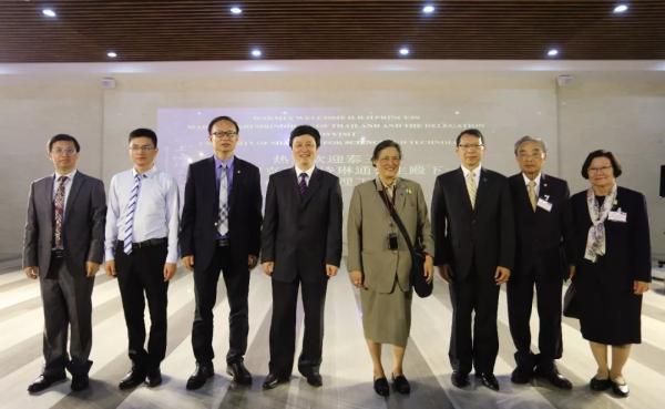 泰国公主率团参观访问上海理工大学，用中文签名题词