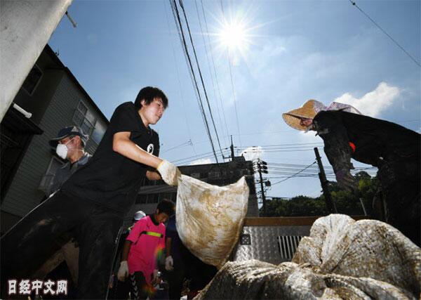日本1万多志愿者周末小长假集结西日本暴雨灾区清理垃圾