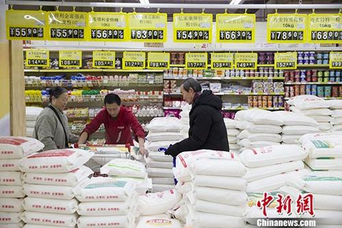 资料图：山西太原，民众正在超市购买面粉。 <a target='_blank' href='http://www.chinanews.com/'>中新社</a>记者 张云 摄
