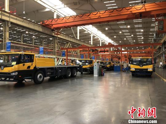 图为徐工集团汽车起重底盘生产线。　于从文 摄