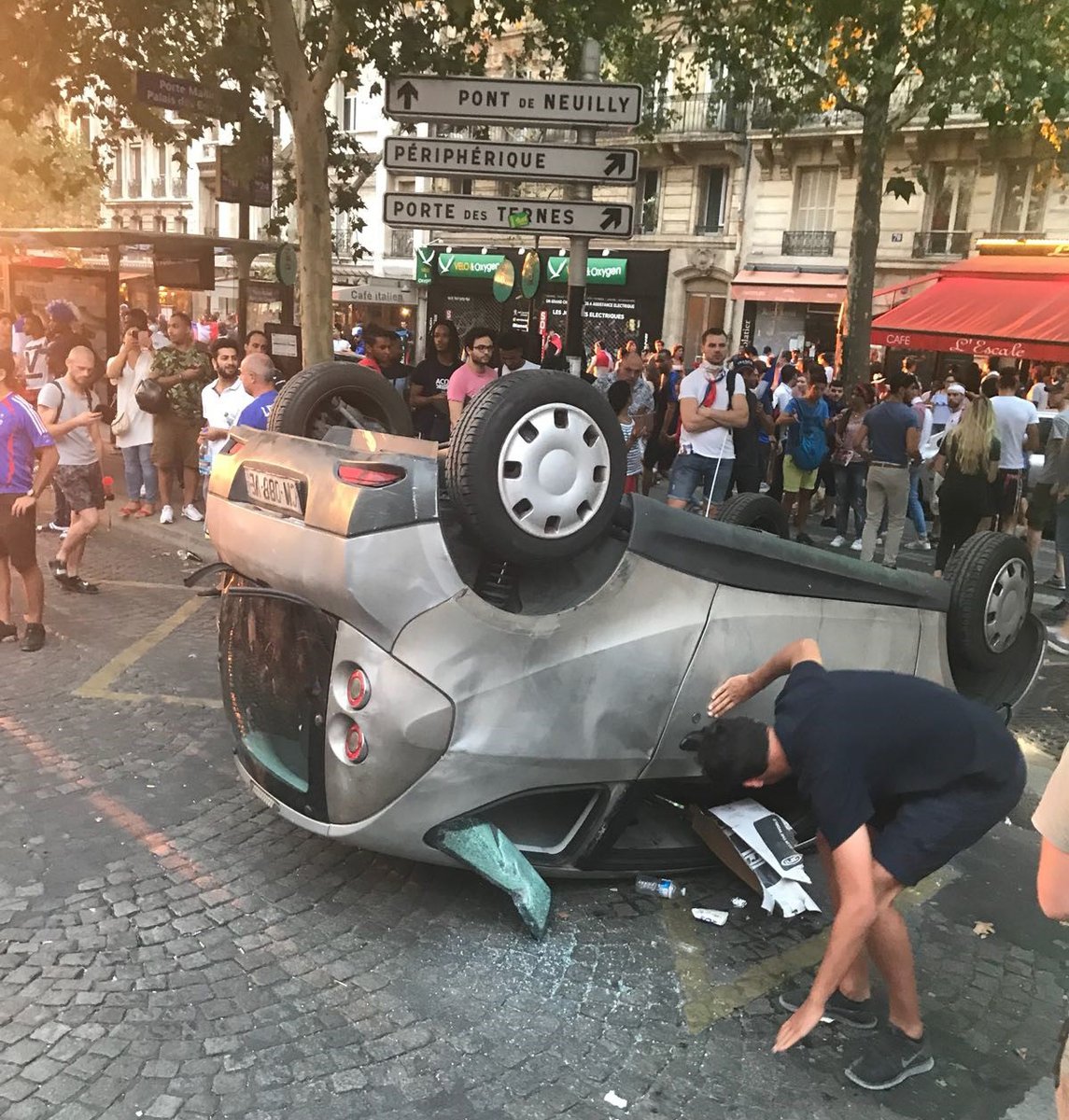 世界杯法国队夺冠后，巴黎、里昂等多个城市爆发骚乱!