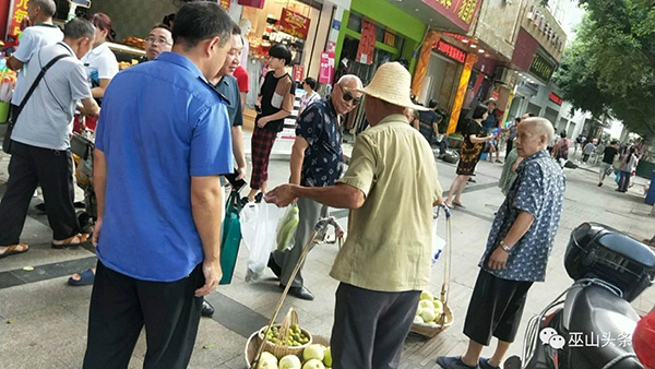 重庆巫山通报：城管执法不当致卖菜老人摔倒在地，已停职