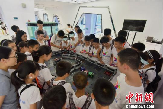 扶贫也扶志 重庆54名贫困乡镇中小学生“玩转”科技