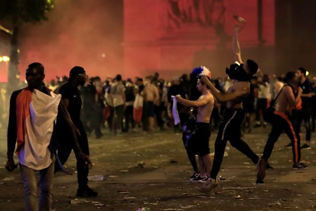 乐极生悲！法国夺冠引发骚乱，两名球迷庆祝活动中身亡