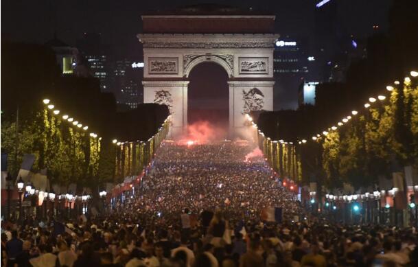 法国夺冠推动种族融合？英媒：解决社会弊病该靠政治家