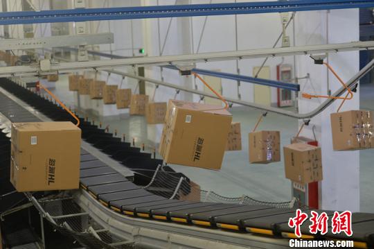 在海澜集团，智能物流系统全面应用。　杨颜慈 摄
