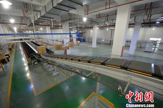 在海澜集团，智能物流系统全面应用。　杨颜慈 摄