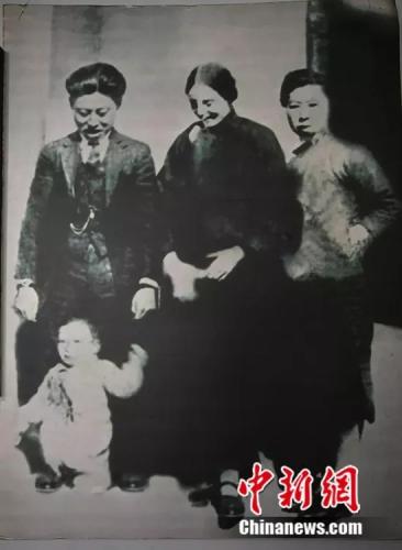 图为高丽良幼时和父母(左一、左二)的合影。刘冉阳 摄