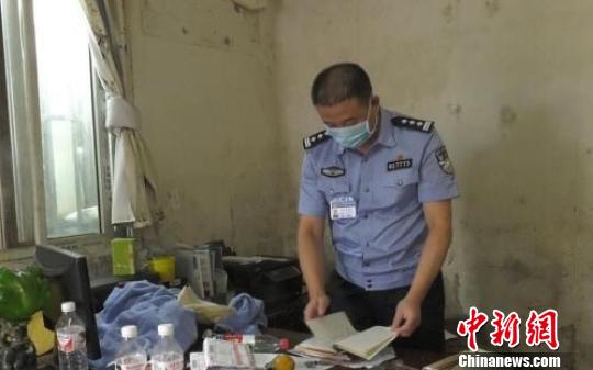 警方查找到嫌疑人张某某定期与南京市多家大型医院购买医疗废物的账本。 警方资料图 摄 警方查找到嫌疑人张某某定期与南京市多家大型医院购买医疗废物的账本。 警方资料图 摄