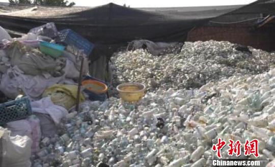 不少一次性输液管、一次性注射器、针头等危险医疗废物,随意混杂丢弃,暴露在外。 警方资料图 摄 不少一次性输液管、一次性注射器、针头等危险医疗废物,随意混杂丢弃,暴露在外。 警方资料图 摄