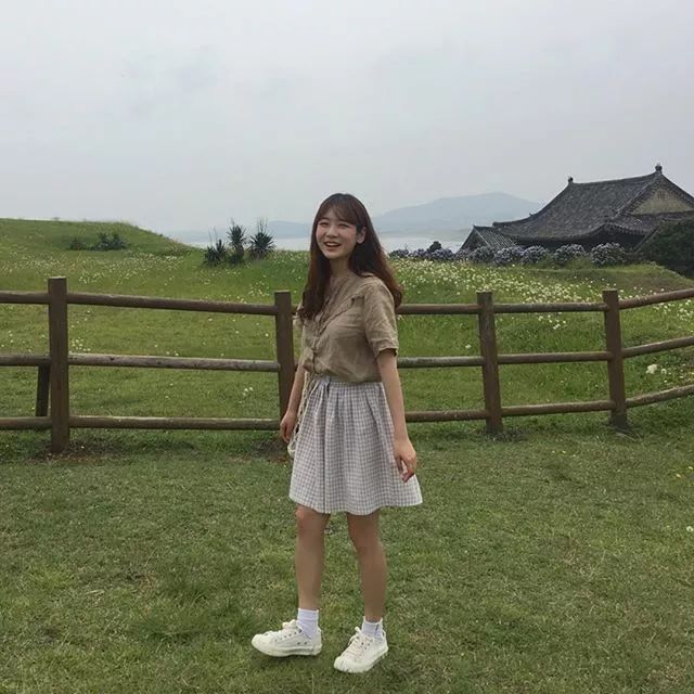 长袜配运动鞋少女感满分的日常搭配才是你的减龄必杀