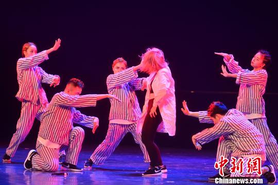 图为福州黎明职业技术学院表演舞蹈《恐怖实验室》。　吕明 摄