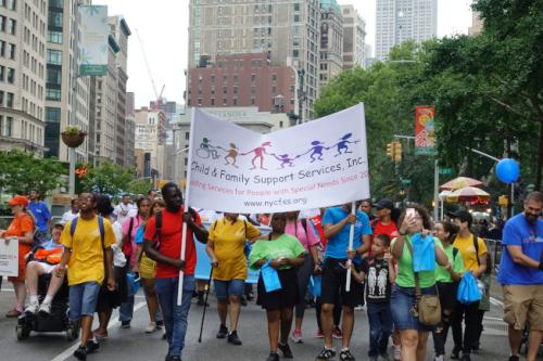 美纽约举办残障人士游行展自强风貌 华裔积极参与
