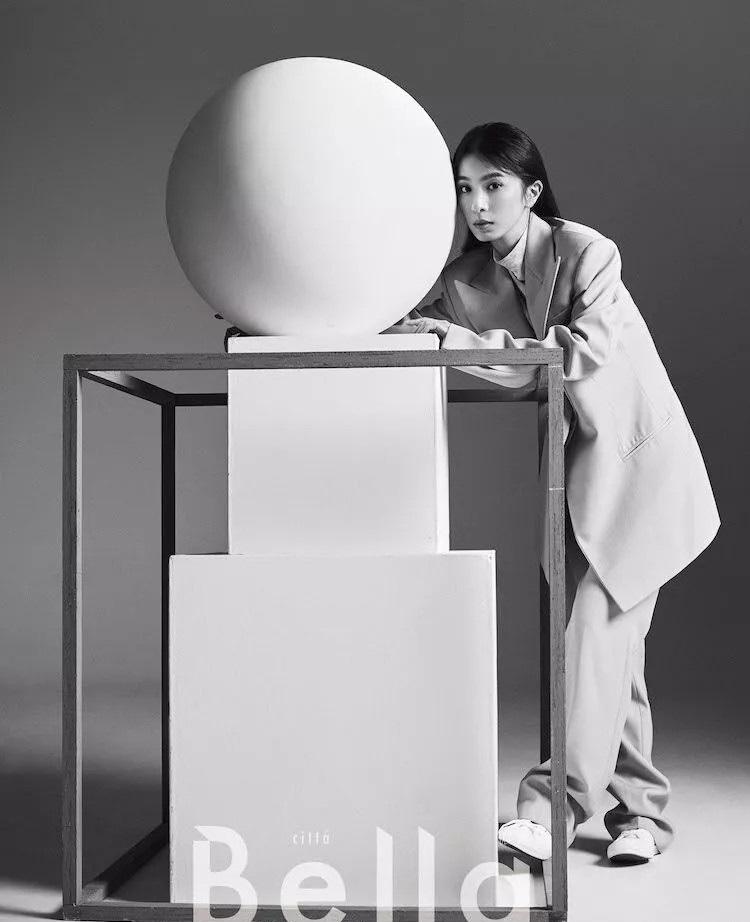 Hebe最新街拍清新十足!碎花拼色连衣裙配板鞋