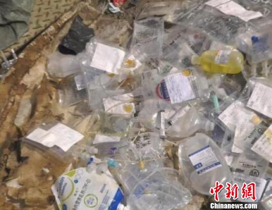 医疗废物被遗弃在垃圾场内,触目惊心,令人恶心。 警方资料图 摄 医疗废物被遗弃在垃圾场内,触目惊心,令人恶心。 警方资料图 摄