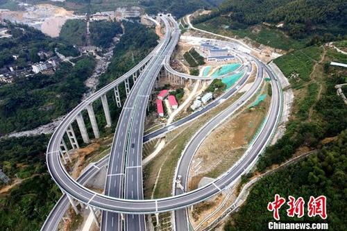 资料图:正在修建的高速路网。中新社记者 王东明 摄 资料图:正在修建的高速路网。中新社记者 王东明 摄